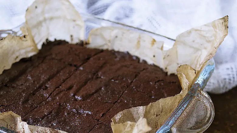 Can brownies be baked in a Pyrex dish?