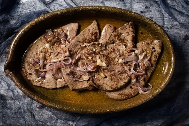 Can cooked liver be reheated in the microwave?
