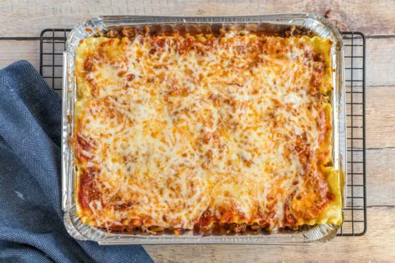 Can you cook lasagna in a disposable aluminum pan?