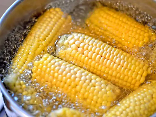 Can you leave boiled corn in water?