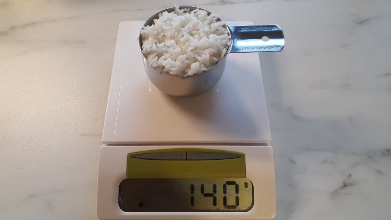 How much does 60 g of dry rice weigh when cooked?