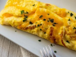 Omelet with mozzarella: the recipe for the rich and stringy Neapolitan dish