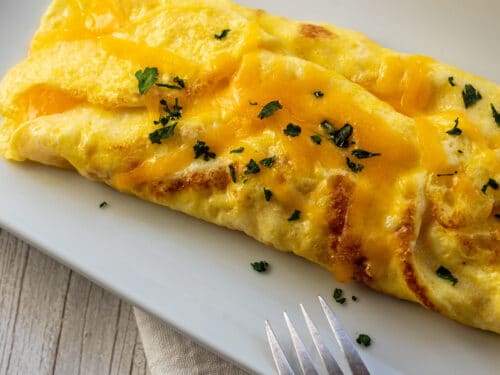 Omelet with mozzarella: the recipe for the rich and stringy Neapolitan dish
