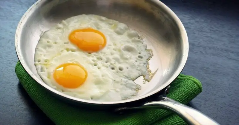 can you cook eggs in an aluminum skillet