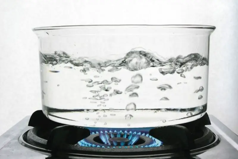 how long does it take for boiling water to cool to room temperature