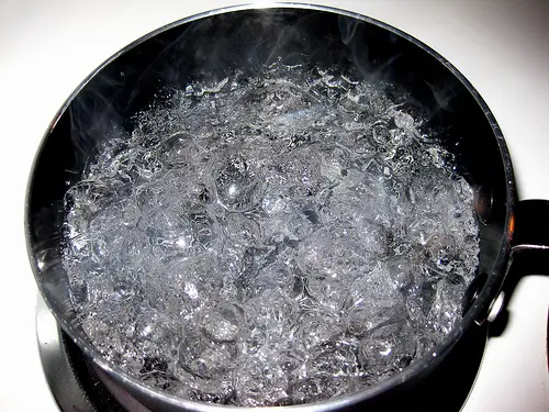 how long does it take for boiling water to cool to room temperature