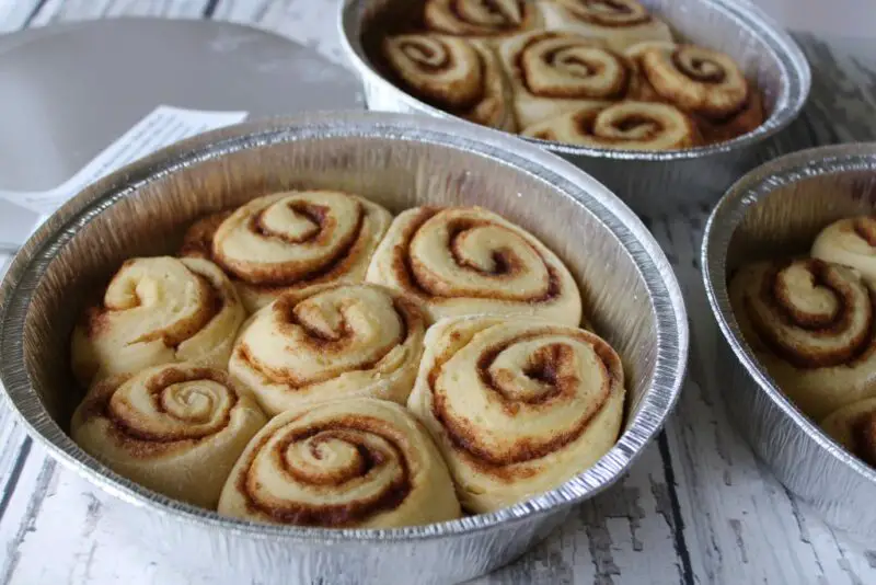 what type of pan is best for baking cinnamon rolls