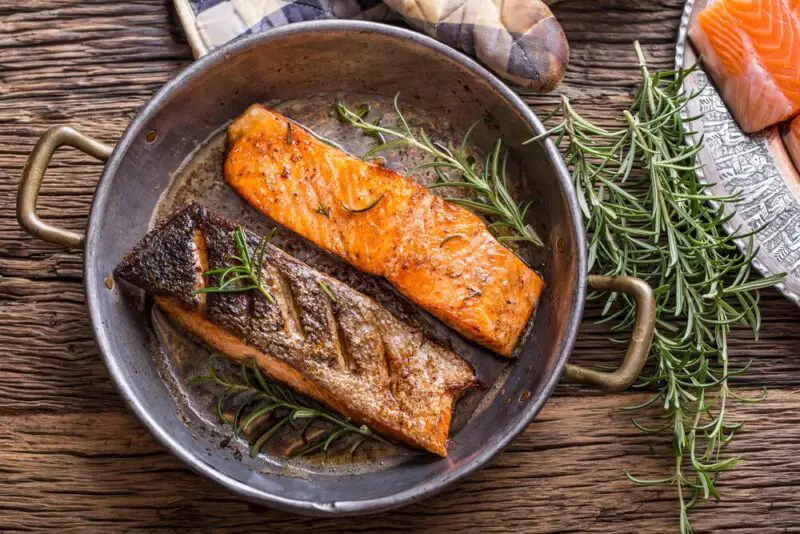 your question can you get food poisoning from cooked salmon